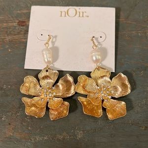 NEW NOIR Flower Earrings